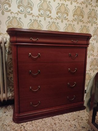 Cómoda de madera clásica