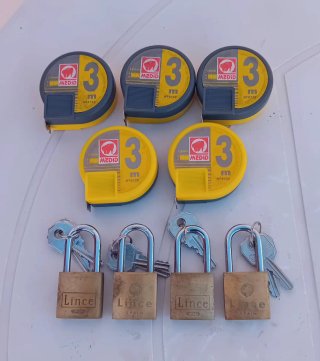 Lote de 5 Flexómetros Medid y 4 Candados Lince