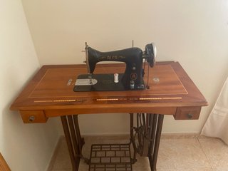 Máquina de coser Alfa con mueble