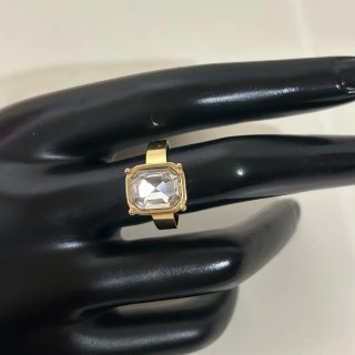 Anillo Dorado con Piedra Central