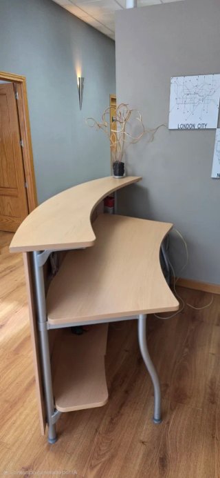 Mueble recepción acabado en madera clara
