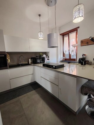 Cucina con penisola bianca