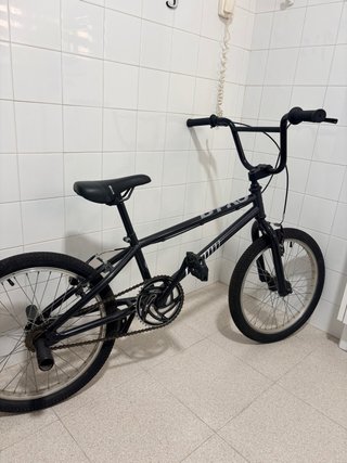Bicicleta BMX Negra