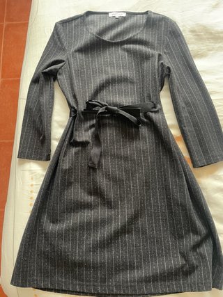 Vestido Gris Oscuro con Rayas