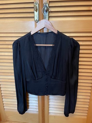 Blusa corta negra con encaje