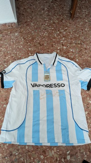 Camiseta de fútbol con patrocinadores