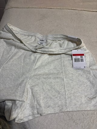 Pantalón corto Nike gris