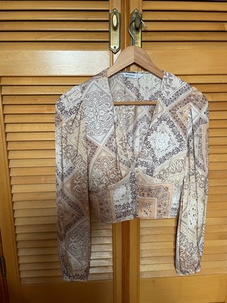 Blusa corta Stradivarius estampada