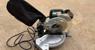 Sierra Ingletadora 210mm con Guía Láser