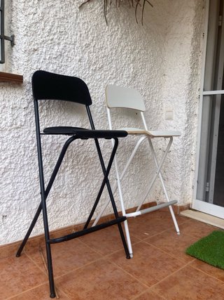 4 Sillas Plegables Altas (2 Negras y 2 Blancas)