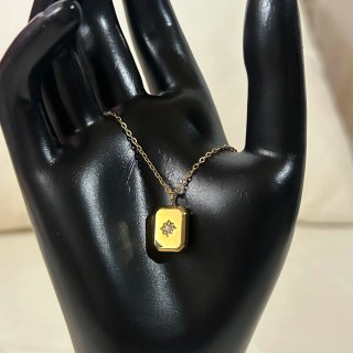 Colgante Dorado con Detalle de Piedra
