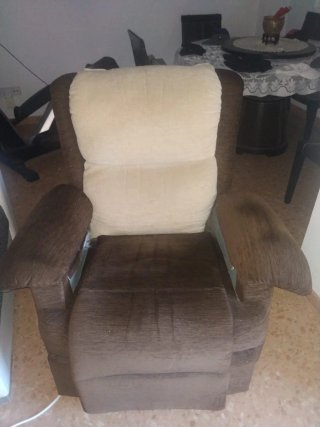 Sillón de tela marrón y beige