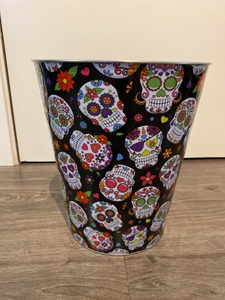 Papelera Metálica con Estampado de Calaveras