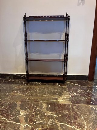 Estantería de madera clásica