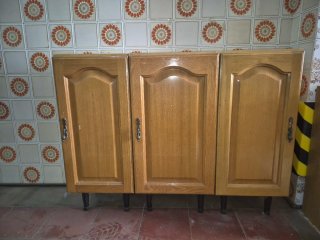 Juego de tres muebles de cocina de madera.