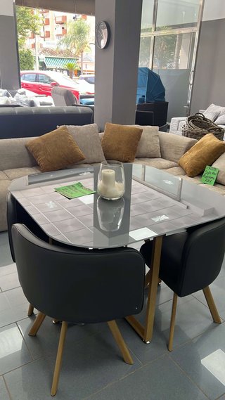 Mesa Gris y 4 Sillas de Polipiel