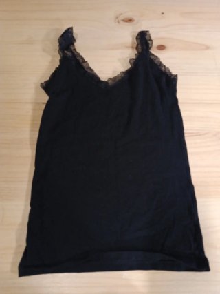 Camiseta de tirantes negra con encaje