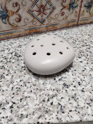 Objeto decorativo de cerámica beige