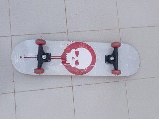 Skate con diseño de calavera