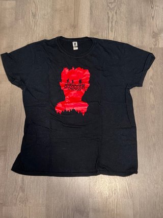 Camiseta Stranger Things Negra y Roja