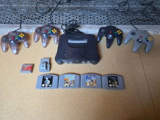 Console Nintendo 64 con 4 controller e giochi