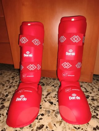 Espinilleras Daedo Rojas WKF