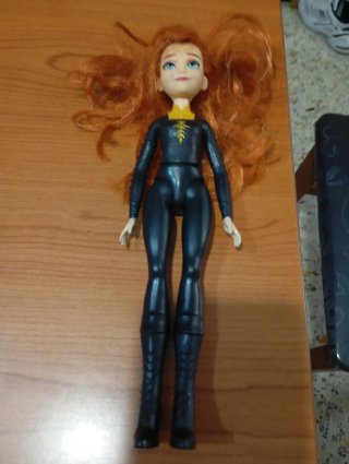 Bambola con capelli rossi anno 2018.