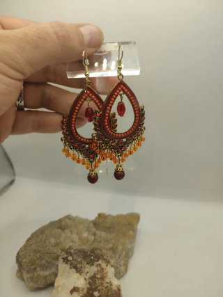 Pendientes Largos Étnicos Granates y Dorados