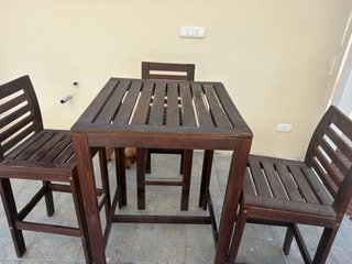 Conjunto Mesa y 4 Sillas Altas de Madera
