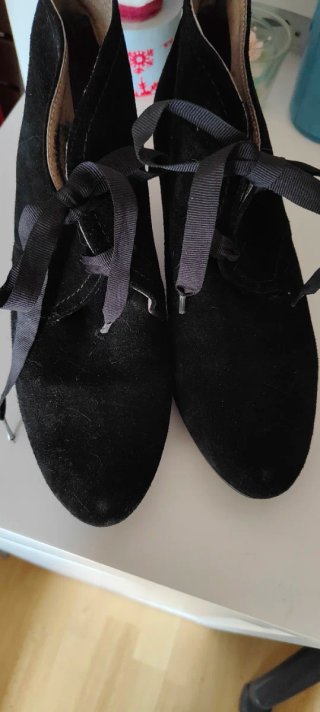 Botines Negros con Lazos