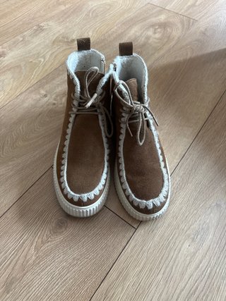 Botines de serraje con detalle de costura