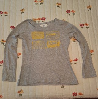 Camiseta Gris con Estampado de Cassettes