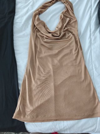 Top Beige con Escote Halter, pantalones con encaje