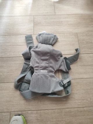 Mochila de porteo BabyBjörn gris