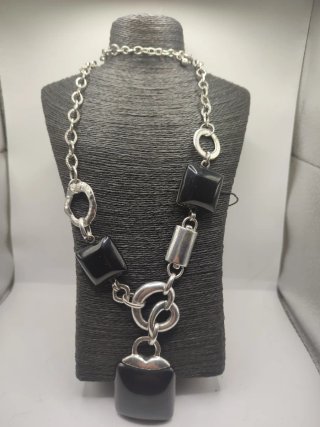 Collar largo plateado con piezas negras