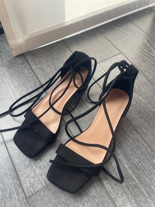 Sandalias Negras con Cordones
