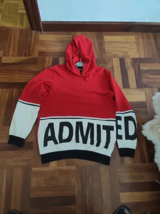 Sudadera con capucha roja y blanca