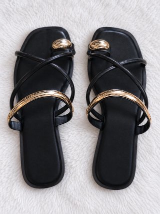 Sandalias Planas Negras con Detalles Dorados