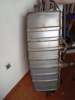 Silenciador de escape metálico
