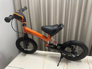 Bicicleta de equilibrio naranja