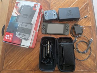 Nintendo Switch con 4 mandos y funda