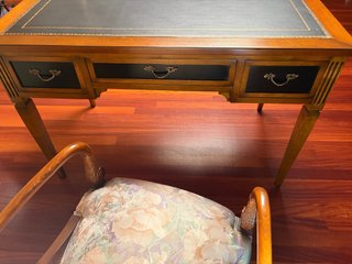 Mesa de despacho de madera