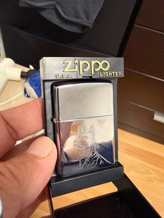 Accendino Zippo con incisione di cane