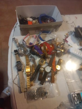 Lote de relojes y joyas variadas