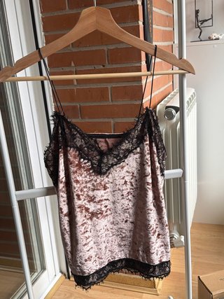 Top de terciopelo rosa con encaje