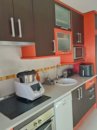 Muebles de cocina madera marrón y naranja