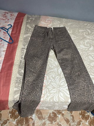 Jeans con estampado de leopardo