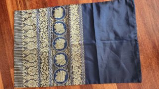 Funda de cojín de raso azul y dorado. 74 / 47