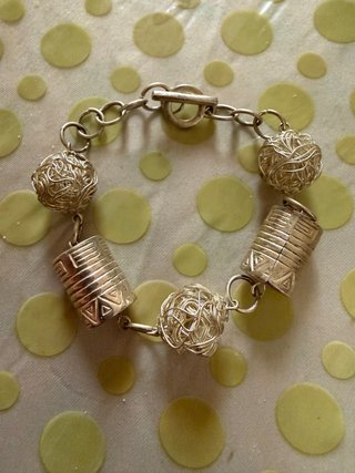 Pulsera Plateada con Abalorios