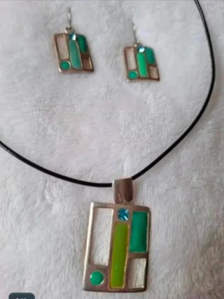 Conjunto de collar y pendientes geométricos